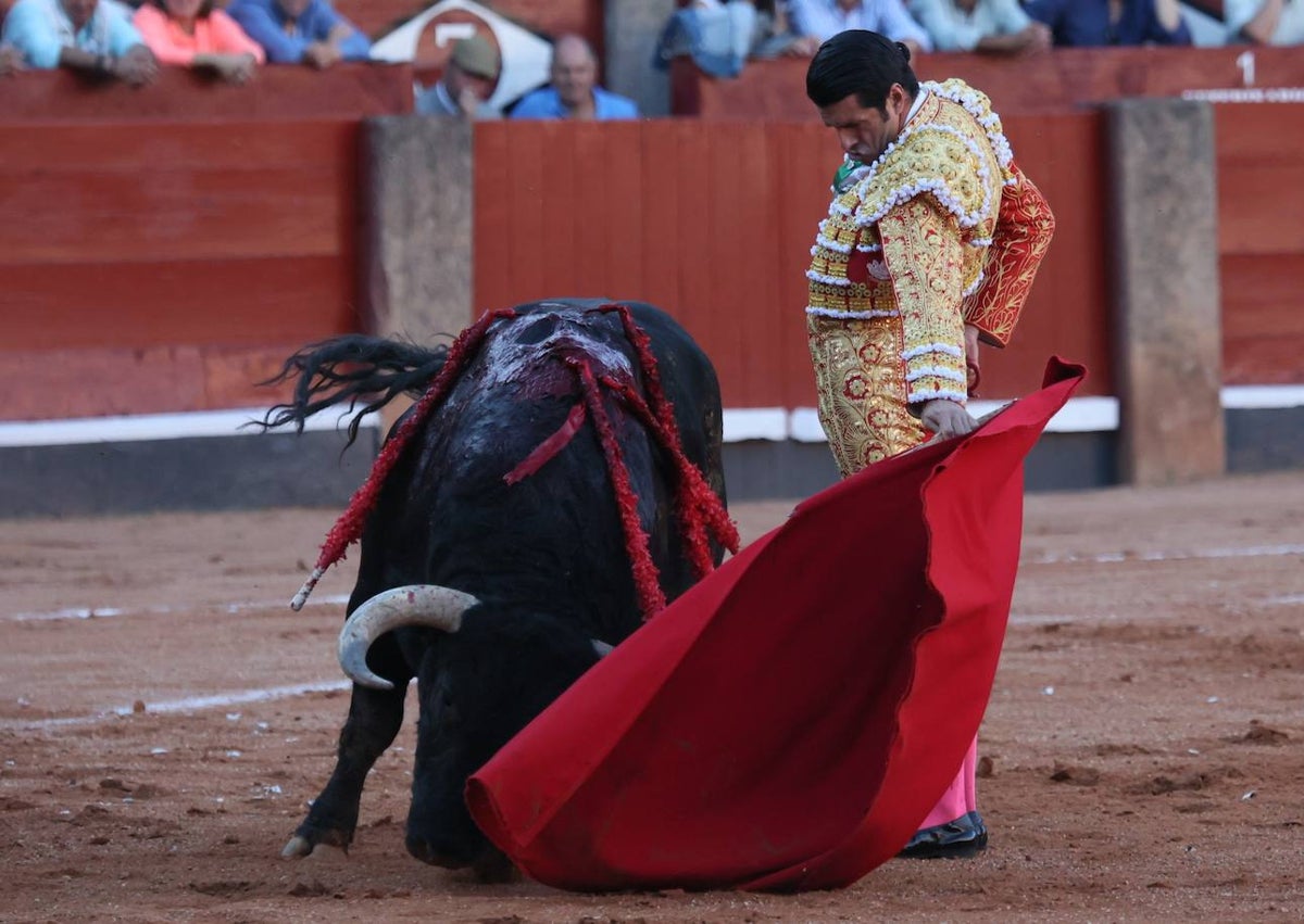 Imagen secundaria 1 - Dos momentos de la faena de Emilio de Justo con Buenasuerte del diestro Emilio de Justo, que se abraza con Justo Hernández tras lograr el indulto en la Glorieta.